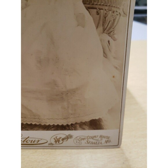 Antique Cabinet Card Photo Baby Infant c1880s LaTour Photographer Sedalia MO - Picture 5 of 12